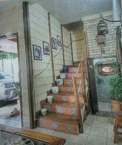 Tangga Rumah Dihias Kayu Dolken Dan Tambang